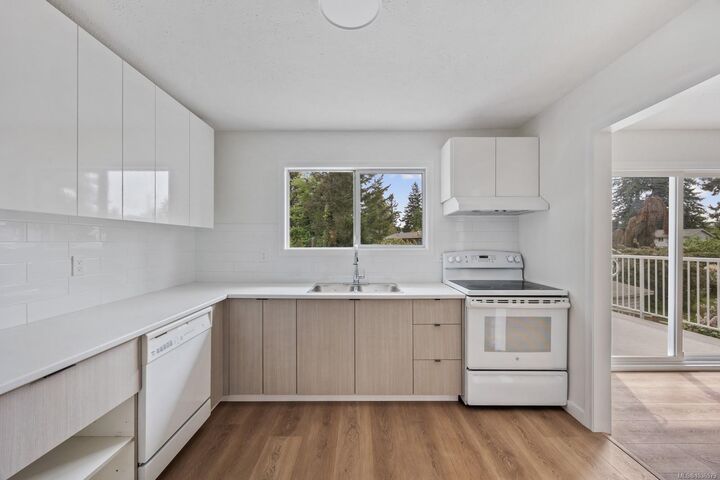 Property Photo:  384 Cortez Cres  BC V9M 3A1 