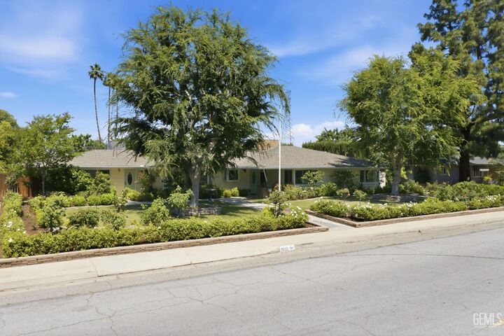 Property Photo:  2511 Beech Street  CA 93301 