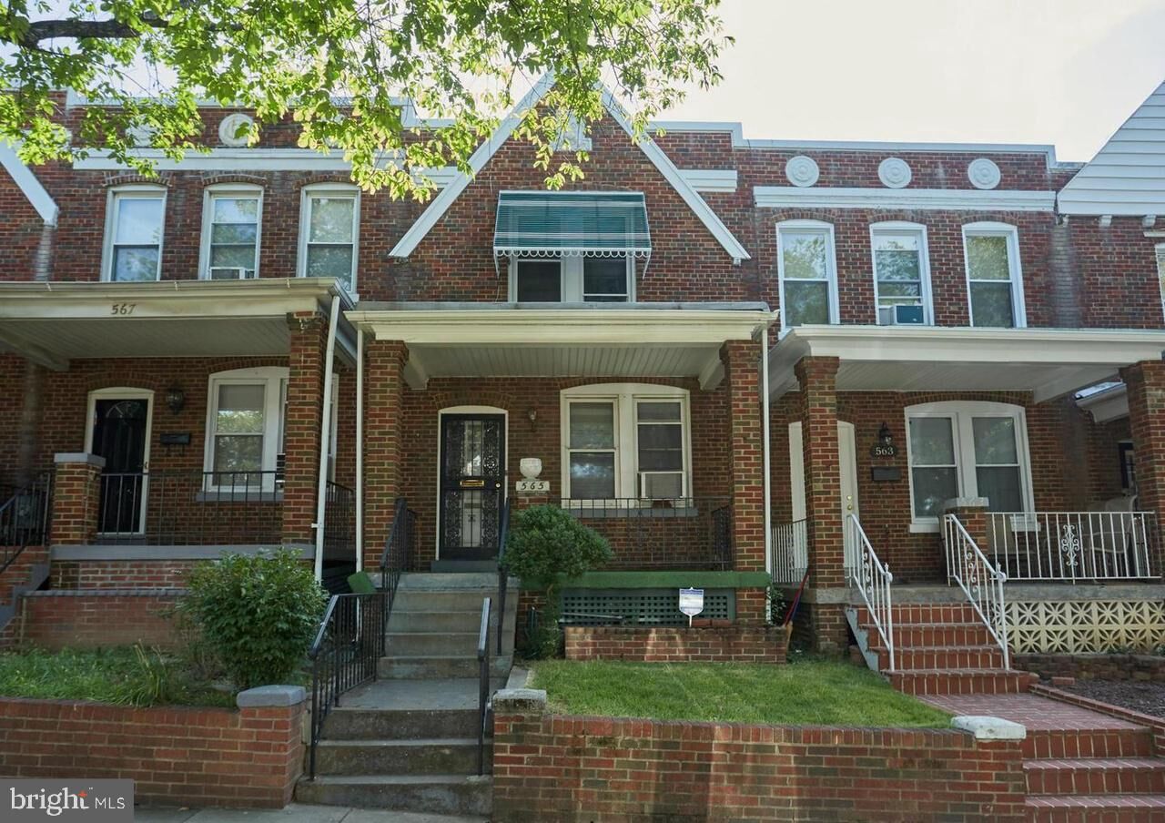 Property Photo:  565 23rd Place NE  DC 20002 