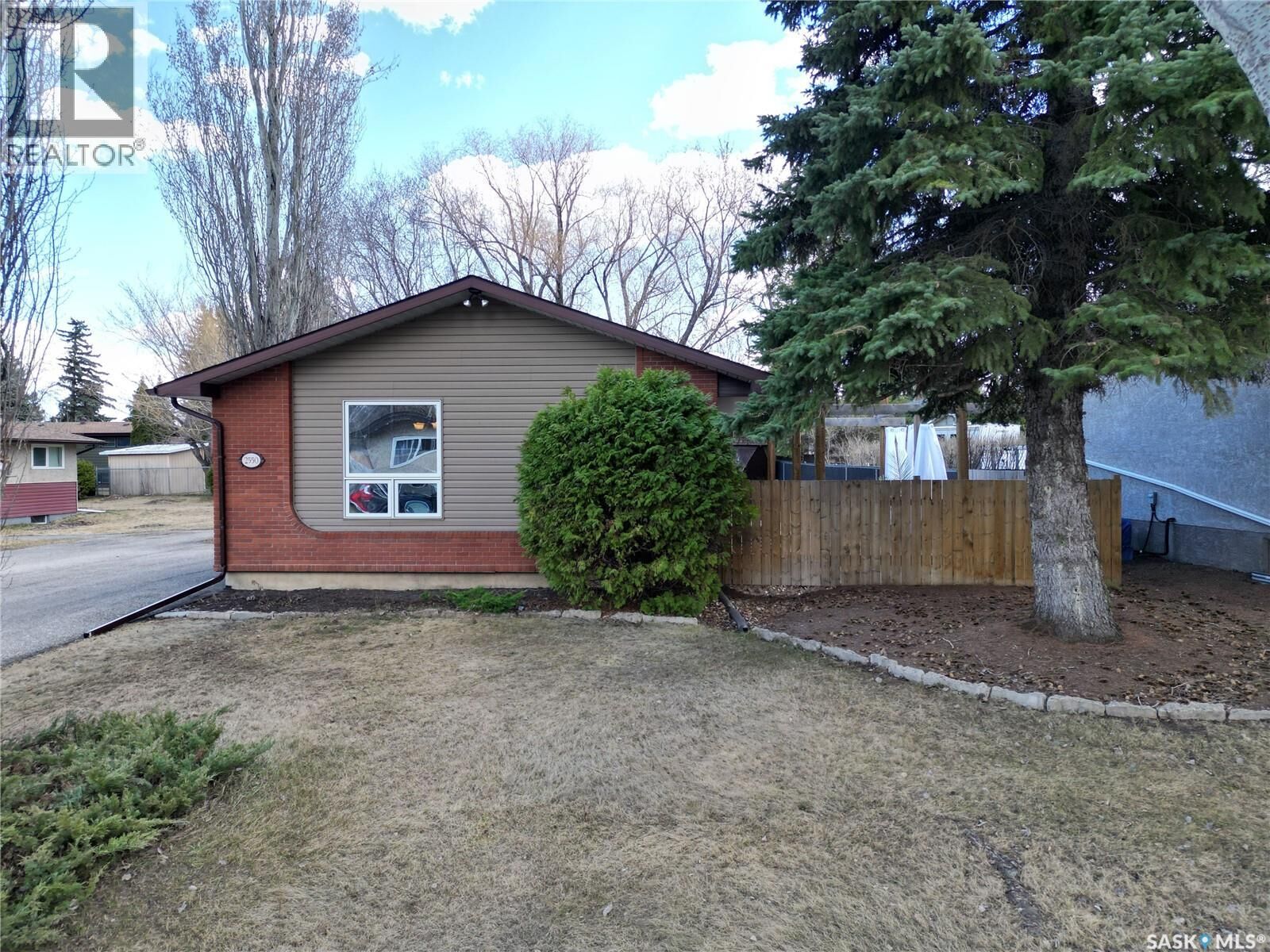 Property Photo:  2550 Macdonald Avenue  SK S6V 2V9 