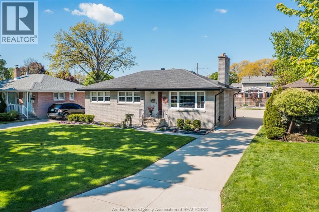 Property Photo:  1211 Parkview Avenue  ON N8S 2X8 