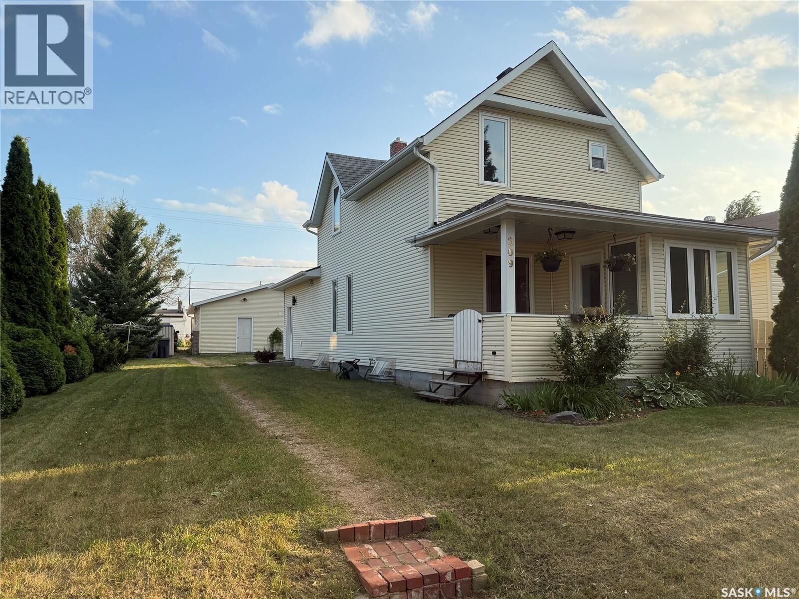 Property Photo:  209 4th Avenue W  SK S0A 2P0 