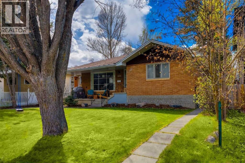 Property Photo:  1415 43 Street Southwest  AB T3C 2A3 