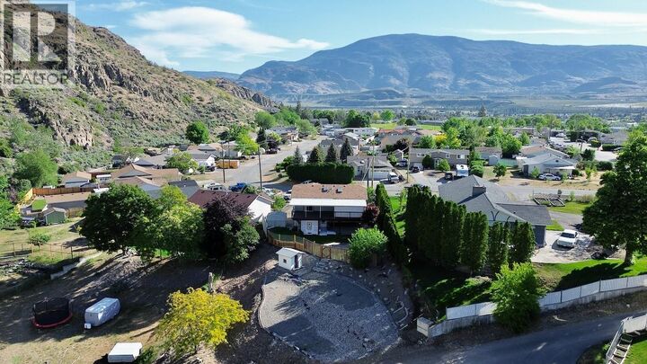Property Photo:  876 Eveningstar Crescent  BC V0H 1T0 