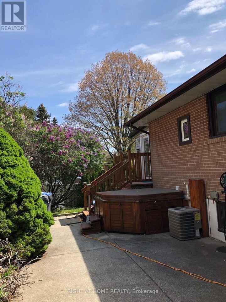 Property Photo: 1579 Ogden Avenue West ON L5E 2H9