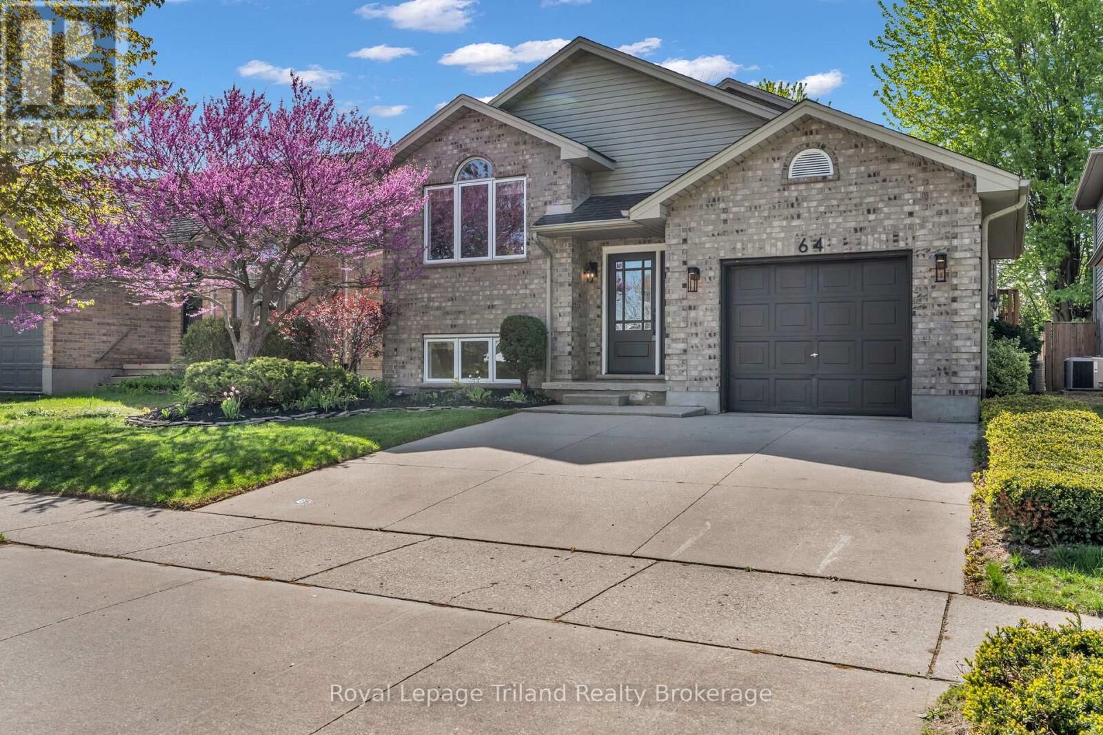 Property Photo:  64 Hickory Boulevard West  ON N7G 4E9 