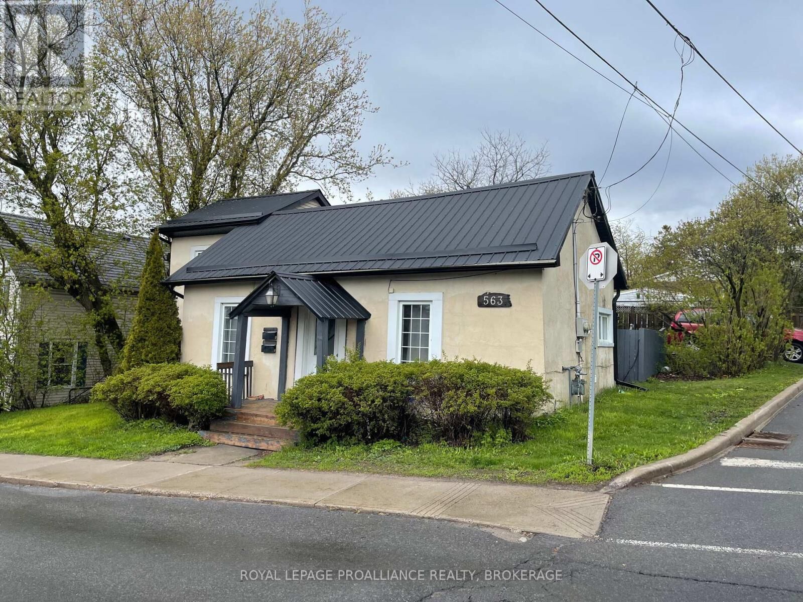 Property Photo:  563 Union Street 1  ON K7M 2H5 