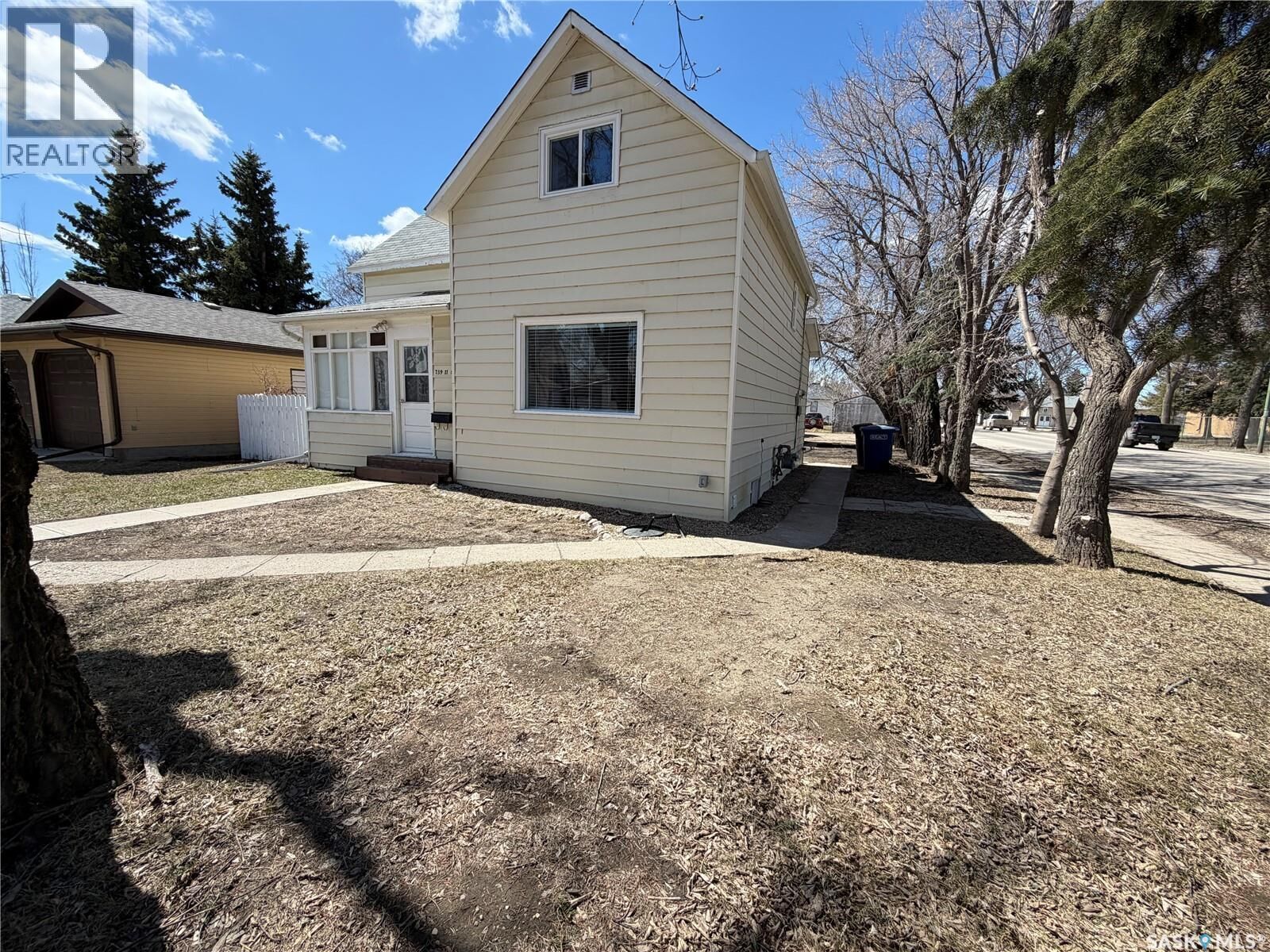 Property Photo:  739 11th Street  SK S0K 2A0 
