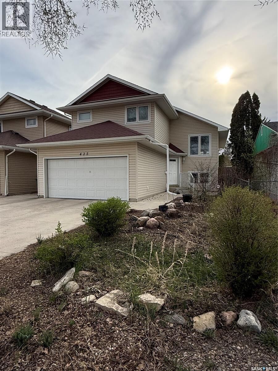 Property Photo:  425 Y Avenue S  SK S7M 3J8 