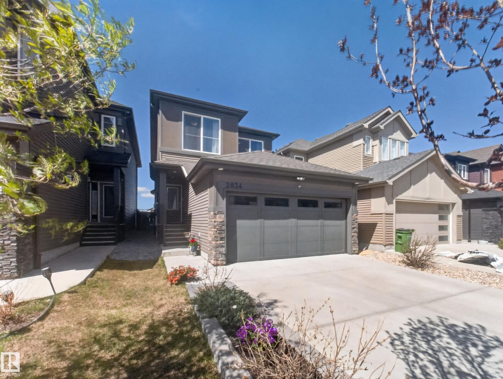 Property Photo:  2034 Graydon Hill Crescent SW  AB T6W 4C5 