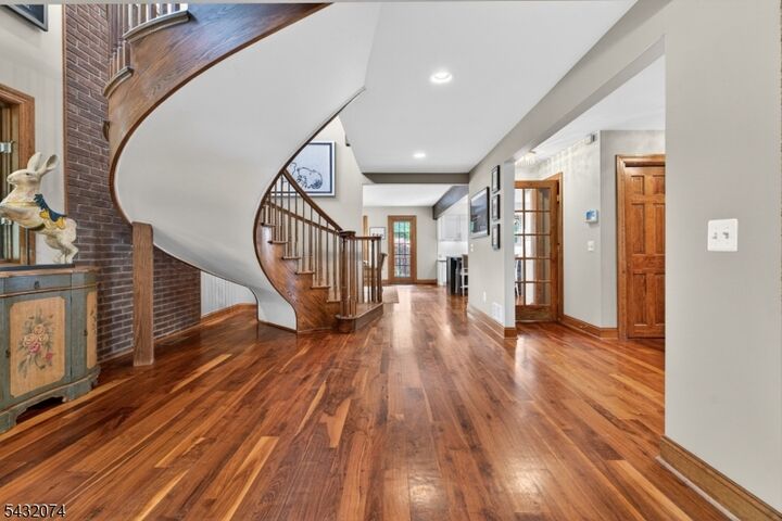 Property Photo:  10 Tara Way  NJ 08867 