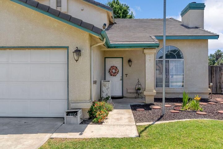 Property Photo:  717 E Spring Lane  CA 93245 