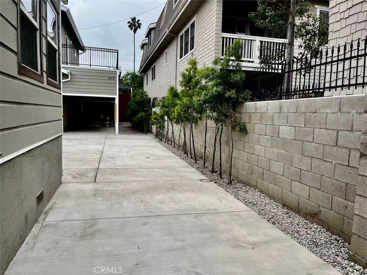 Property Photo:  915 W 21st  CA 90007 