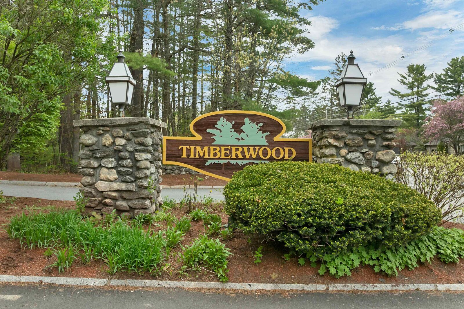 Property Photo: 5 Timberwood Drive NH 03045