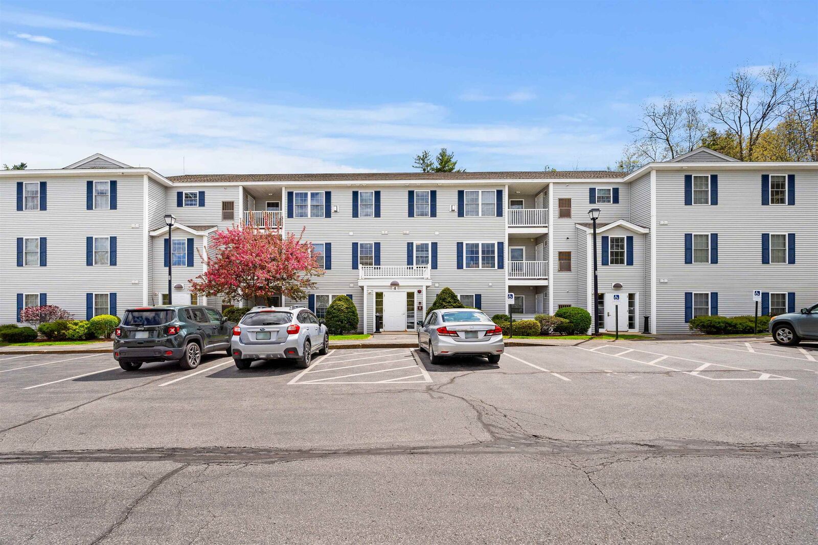 Property Photo: 4 Crestview Circle NH 03053