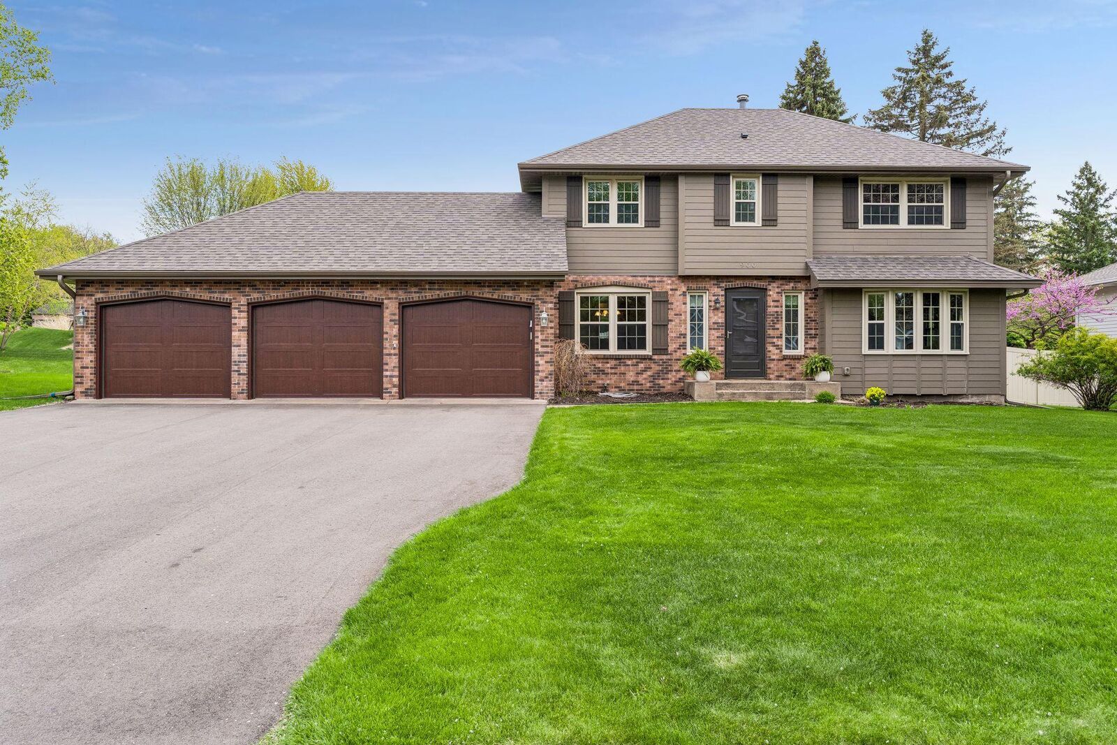 Property Photo: 900 Nina Court MN 55118