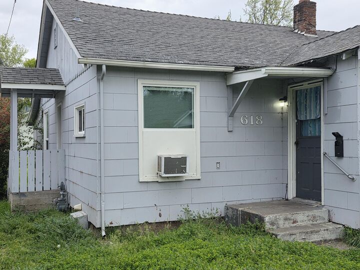 Property Photo:  618 SE M Street  OR 97526 