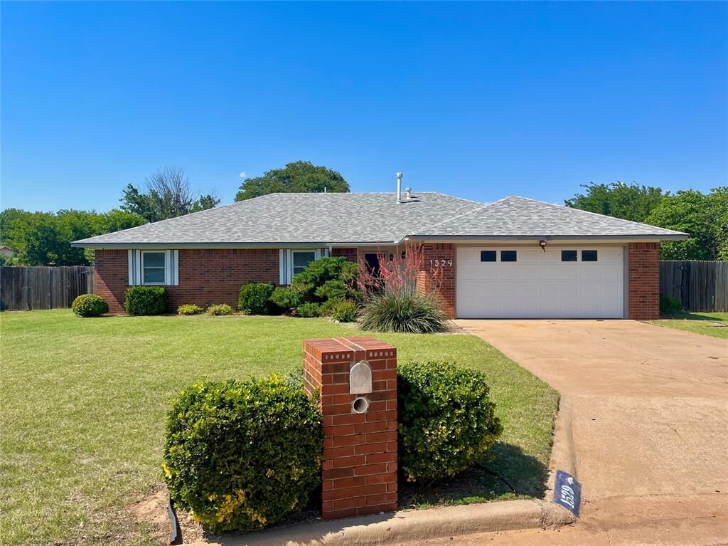 Property Photo:  1529 Queens Court  OK 73521 
