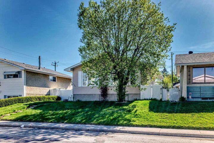 Property Photo:  744 Marlborough Way NE  AB T2A 3G2 