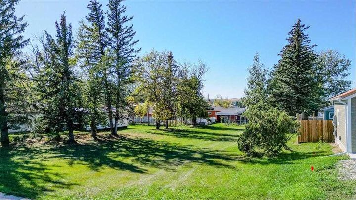 Property Photo: 731 2 Street E AB T0K 0K0