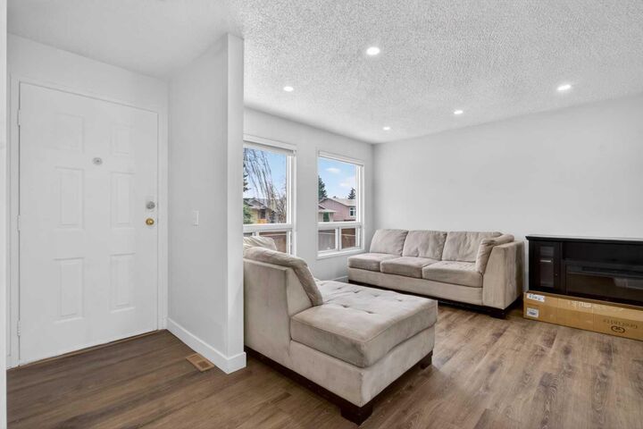 Property Photo:  128 Castledale Crescent NE  AB T3G 5C0 