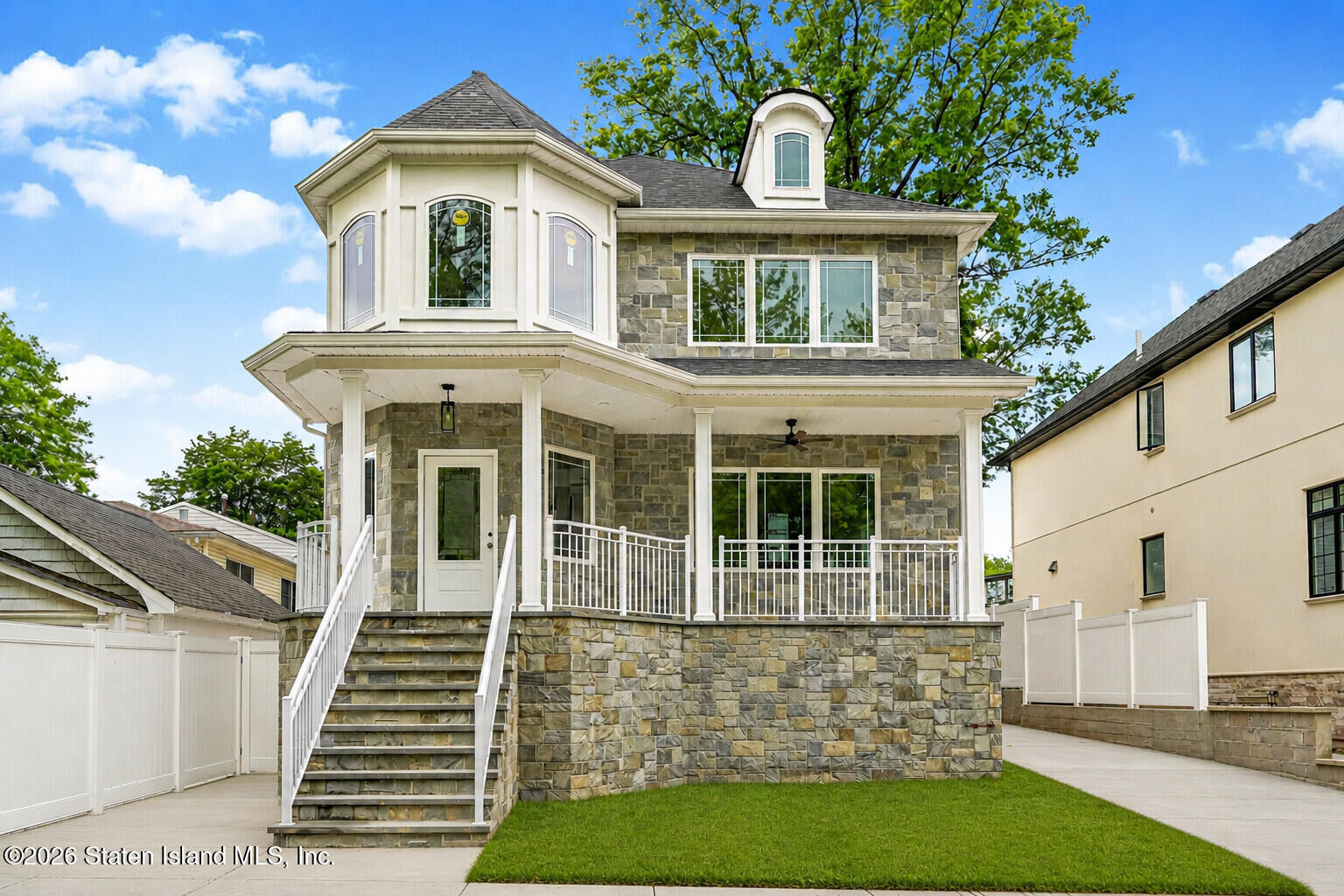 Property Photo:  18 Tottenville Place  NY 10307 