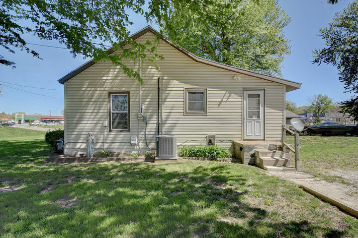 Property Photo:  811 S Locust  Street  IA 51534 