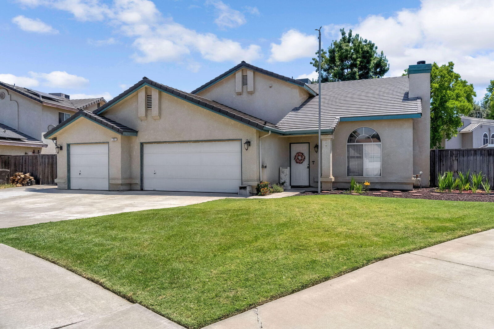 Property Photo:  717 E Spring Lane  CA 93245 