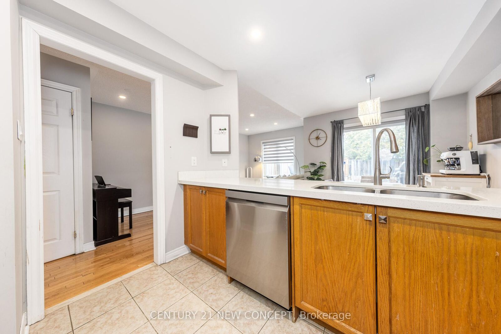 Property Photo:  46 Maple Sugar Lane  ON L4J 8S5 