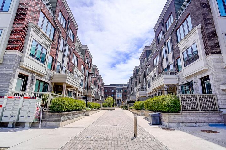 Property Photo: 85 Eastwood Park Gardens 18 ON M8W 0B9