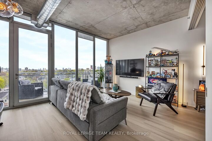 Property Photo: 360 McLeod Street 905 ON K2P 1A9
