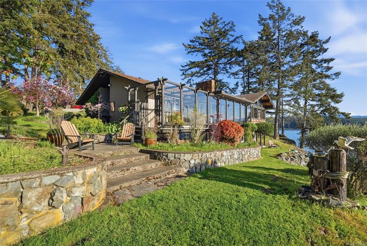 Property Photo: 1571 Brynmarl Rd #B BC V9P 9B6