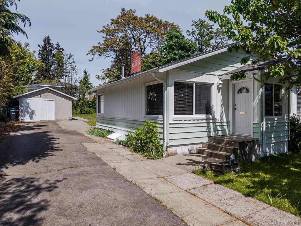 Property Photo:  880 Eberts St  BC V9S 1P6 