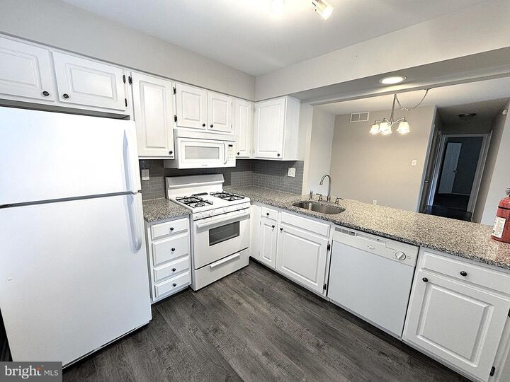 Property Photo:  560 Shetland Court  NJ 08080 