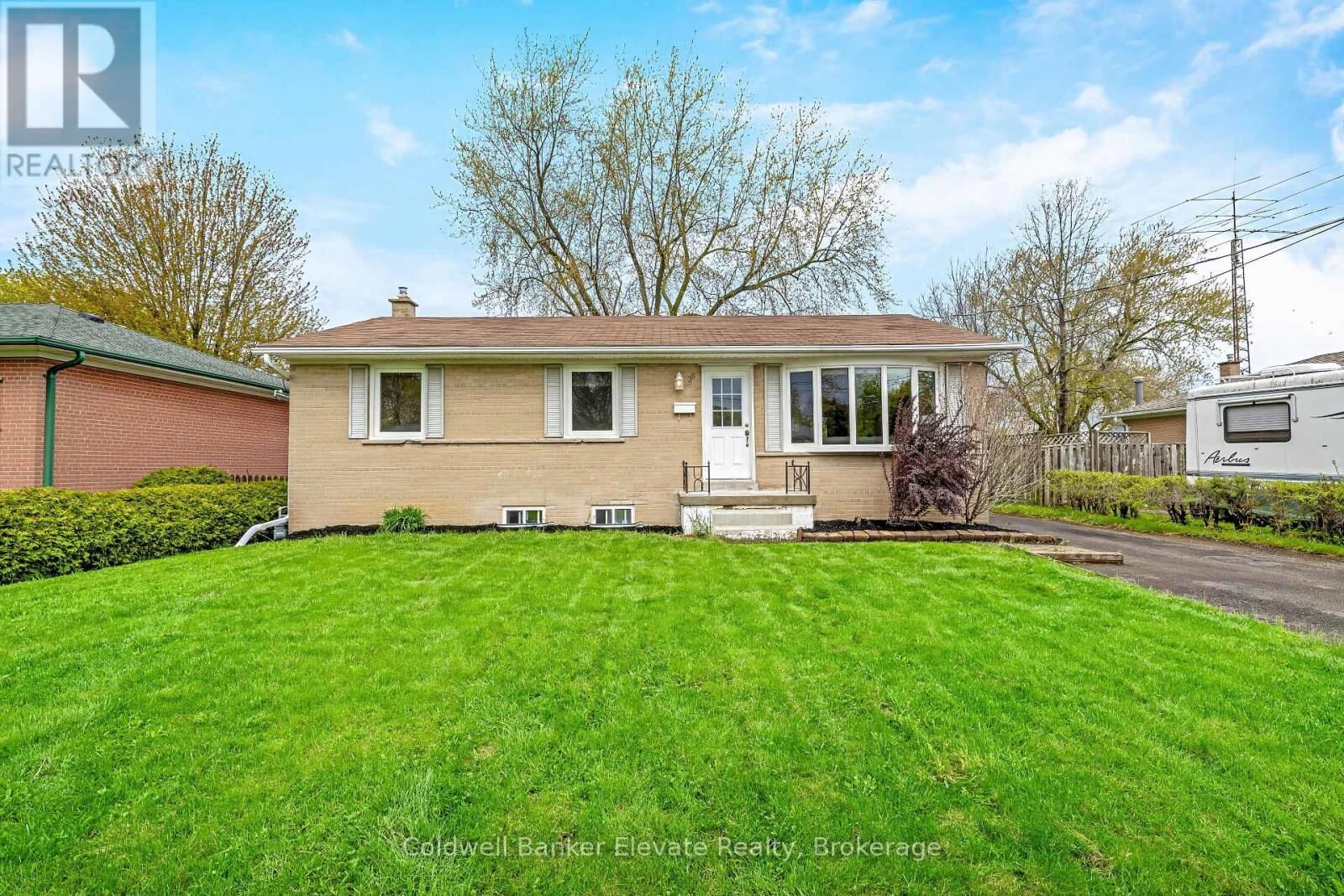Property Photo:  39 McGilvray Crescent  ON L7G 1L7 