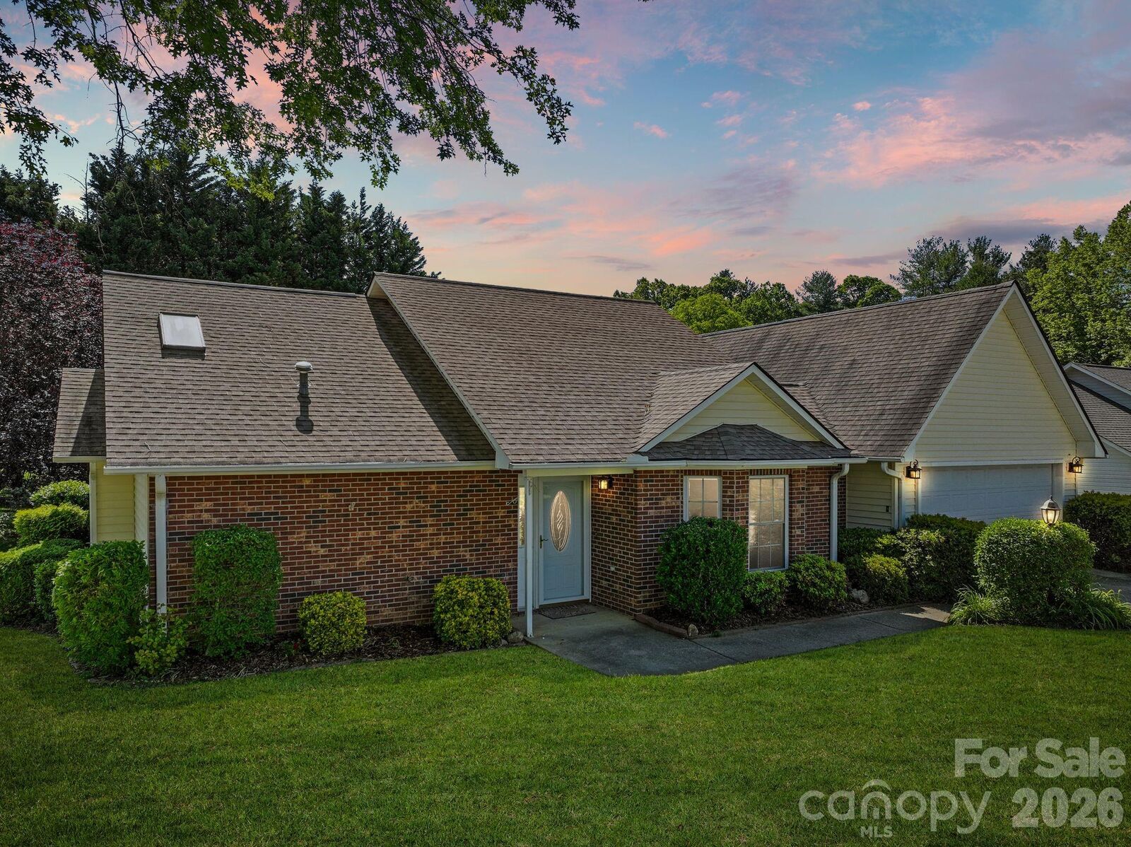 Property Photo:  2 Gatehouse Court  NC 28803 