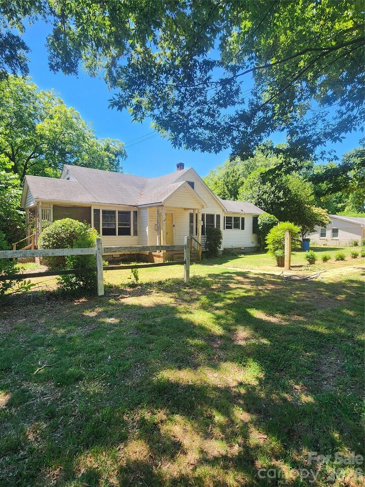 Property Photo:  5510 Allen Road E  NC 28269 