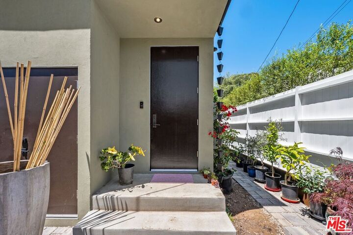 Property Photo: 2202 Washington Ave CA 90403