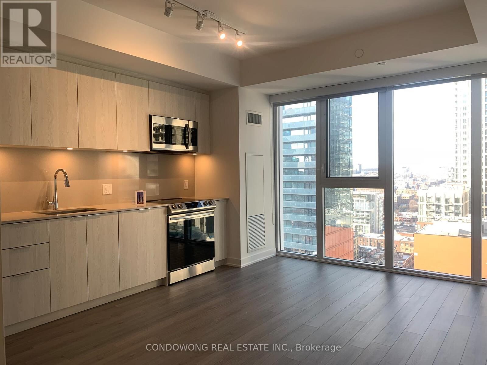 Property Photo:  357 King Street West 2001  ON M5V 0S7 
