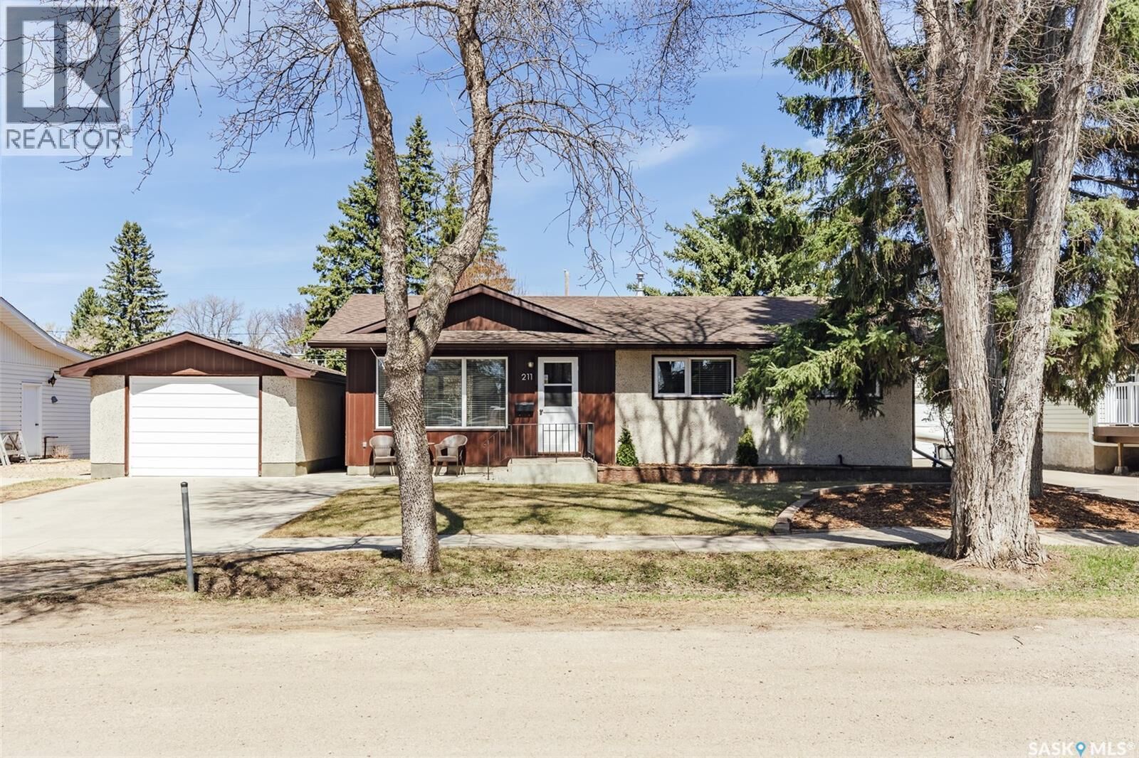 Property Photo:  211 2nd Street E  SK S0K 0T6 