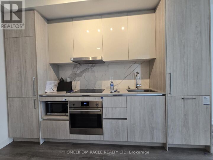 Property Photo:  225 Commerce Street 1811  ON L4K 5Z7 