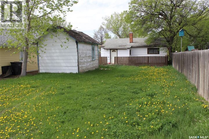Property Photo:  428 3rd Street W  SK S0N 2M0 
