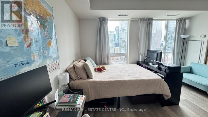 Property Photo:  318 Richmond Street 1905  ON M5V 0B4 
