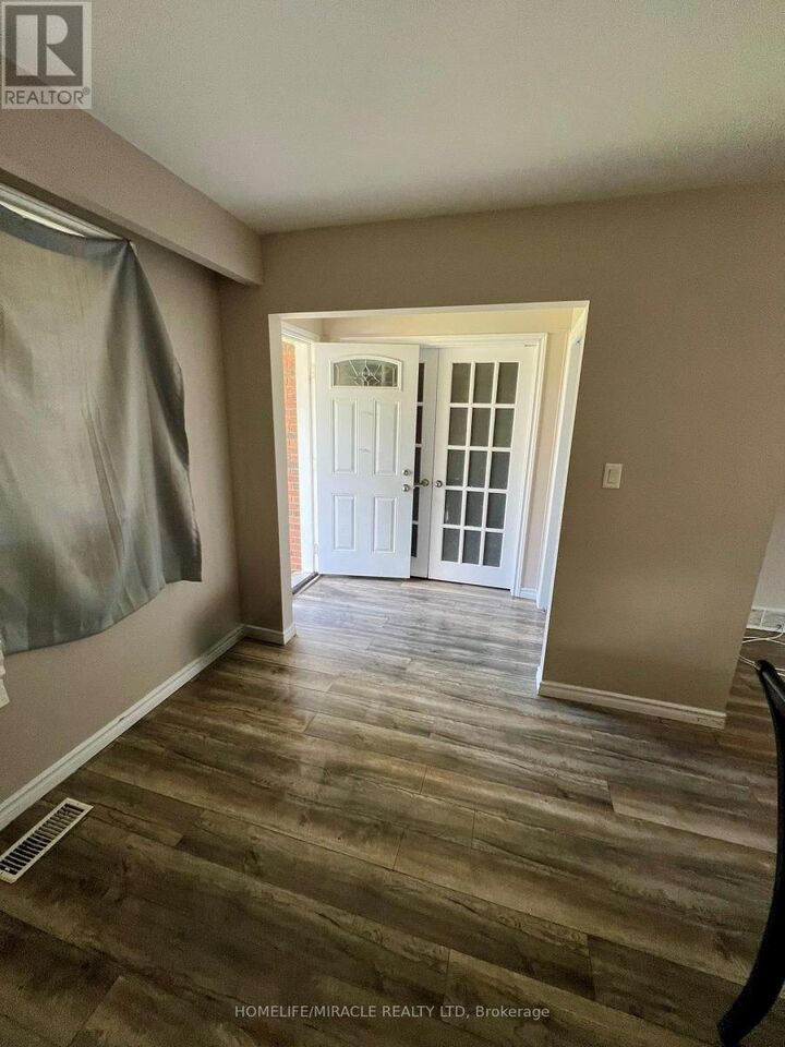 Property Photo:  10 Trelawn Parkway  ON L3C 1W3 