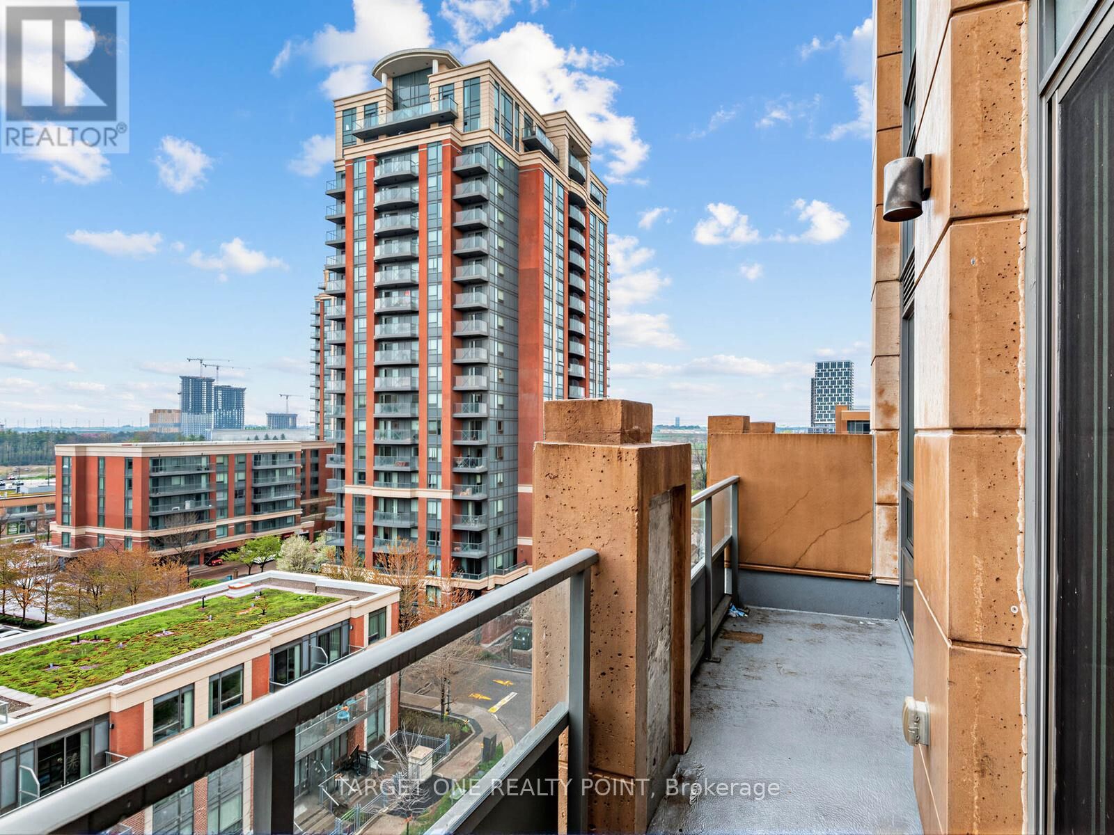 Property Photo:  28 Uptown Drive Rg20  ON L3R 5M8 
