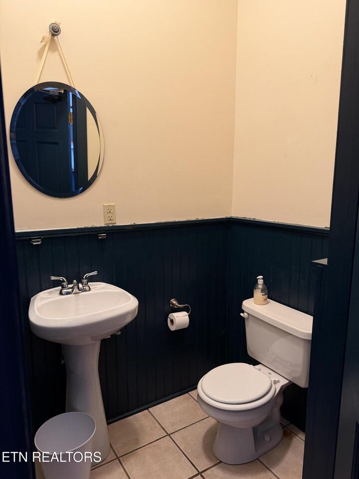 Property Photo:  426 N Roane St  TN 37748 