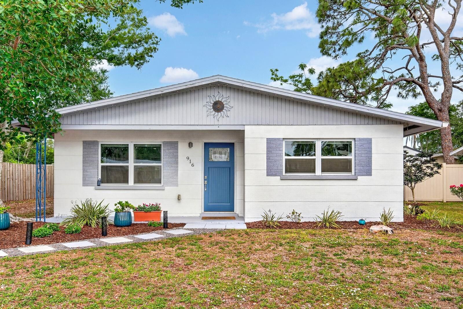Property Photo:  916 Pattison Avenue  FL 34237 