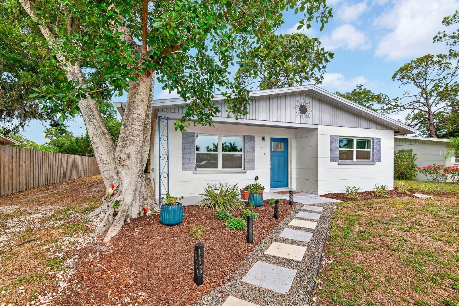 Property Photo:  916 Pattison Avenue  FL 34237 