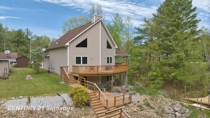 Property Photo:  1724 Middle Point Drive  MI 48610 