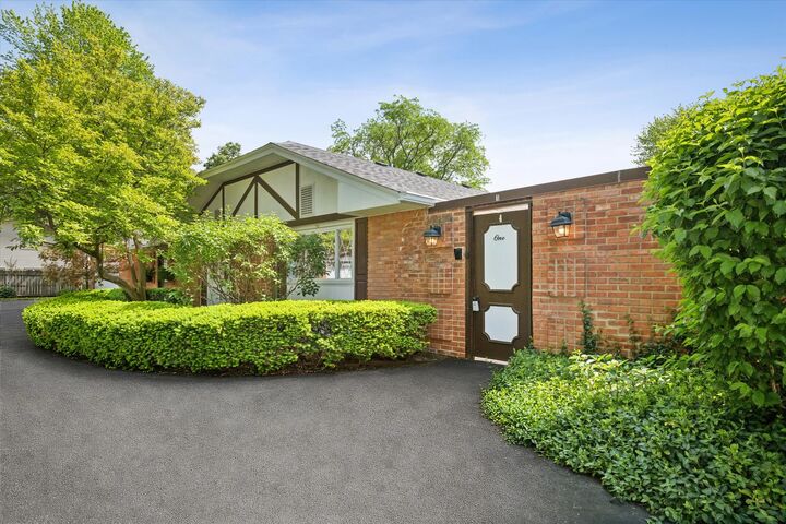 Property Photo:  1 Carlisle On Duxbury Court 1  IL 60008 